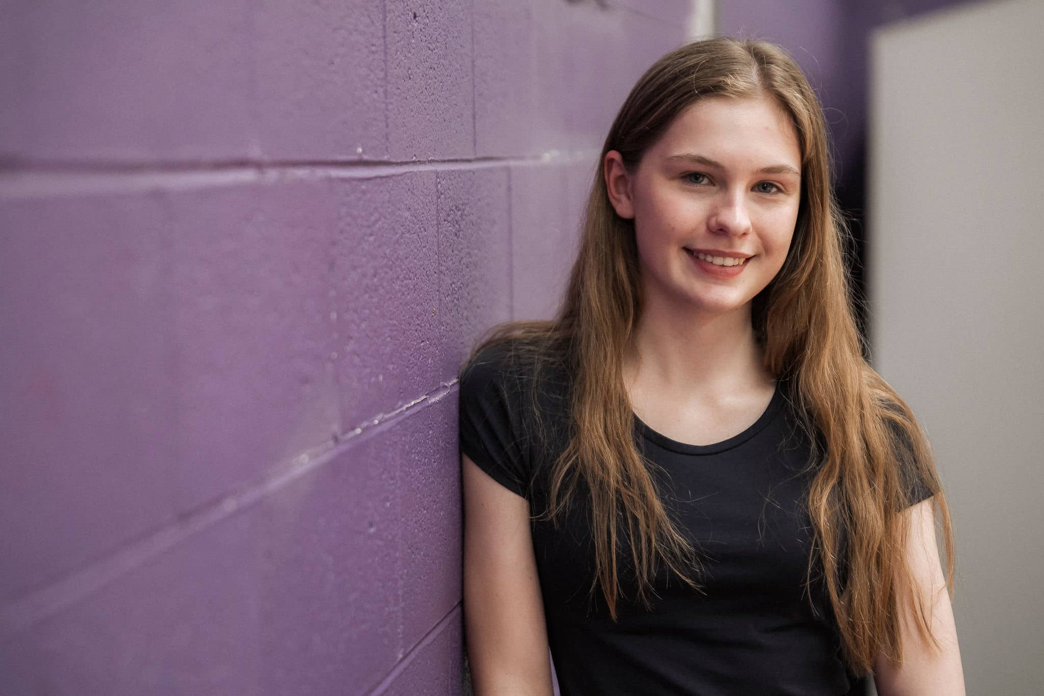 KN109133-1-1 Teenage girl standing in front of wall