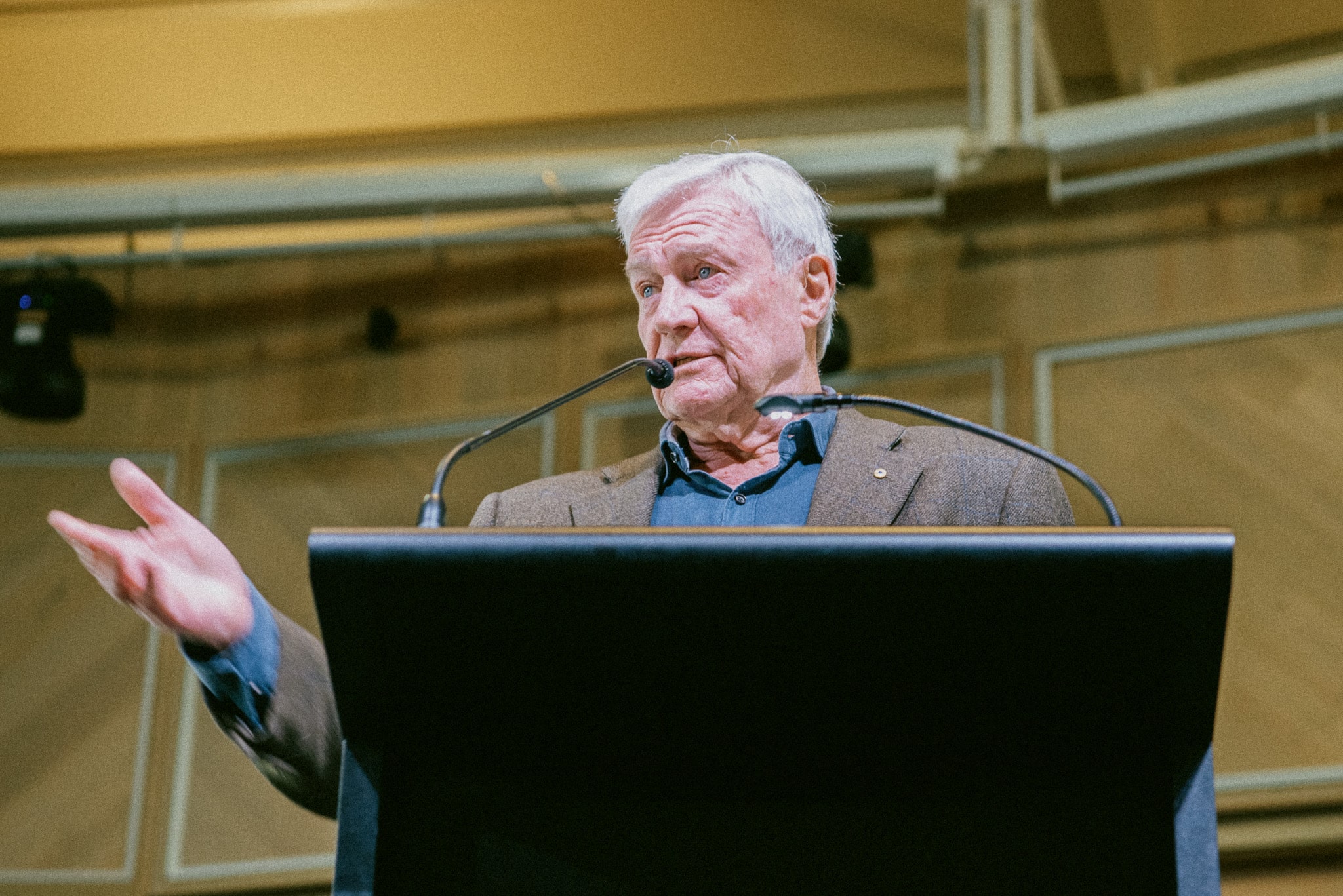 Mike Munro AM delivering the eulogy at the memorial of Father Chris Riley AM.